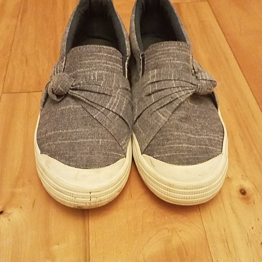Womens size 6 slip on shoes
